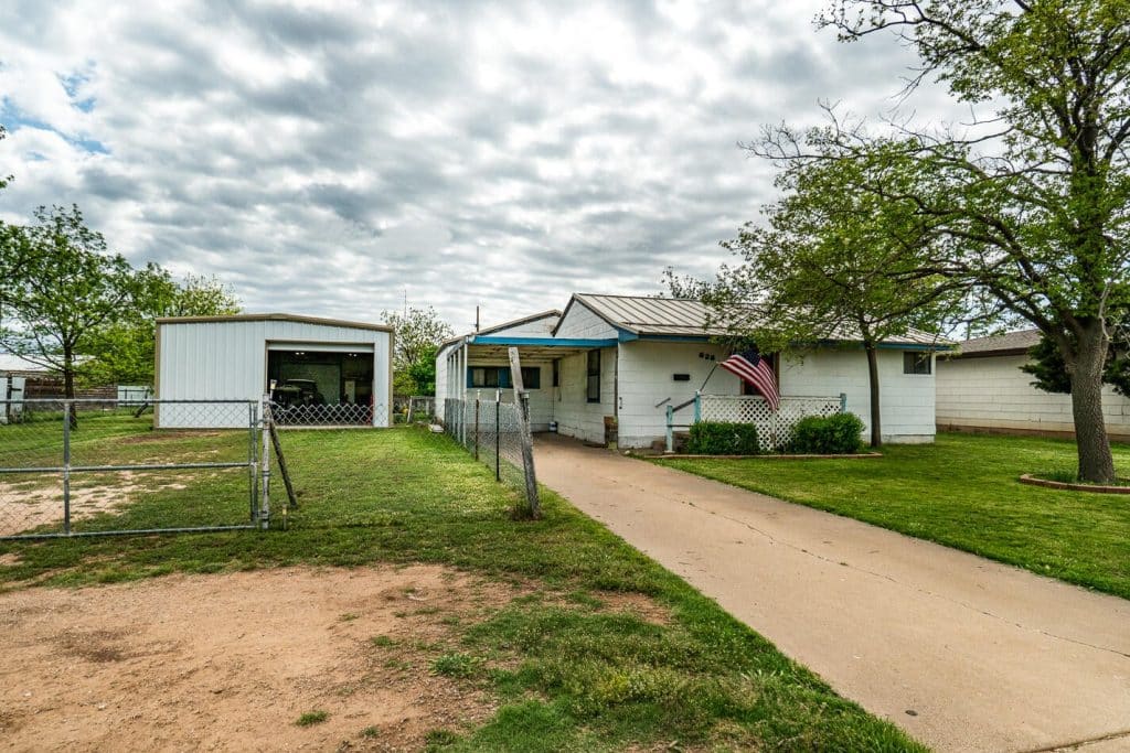 626 N Armstrong Ave Tulia, TX 79088 image 1
