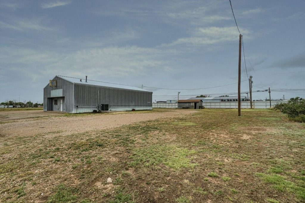 210 SE 4th St, Dimmitt, TX 79027 image 2